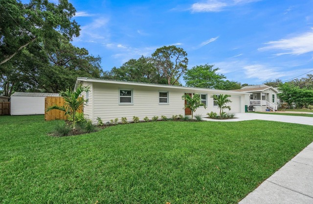 4BD 2BA near Anna Maria & downtown, private yard, RV/boat parking, sleeps 10