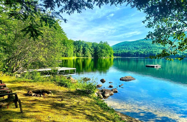 4bd/3b -Tranquil Lakefront rental neighboring Lake Winnipesaukee & Squam