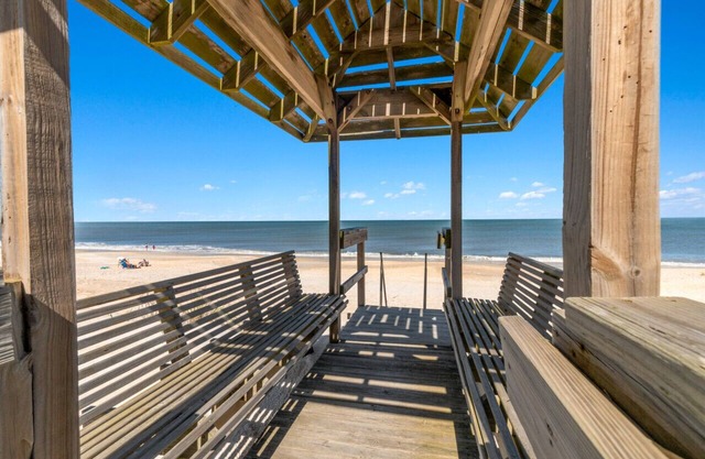 4bd 3ba House on the Beach with Stunning Views!