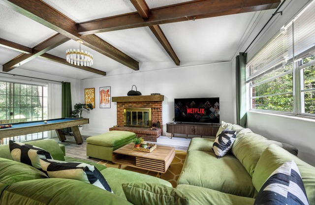 4BD Eclectic Home w/BBQ & Mini Golf - Near UF