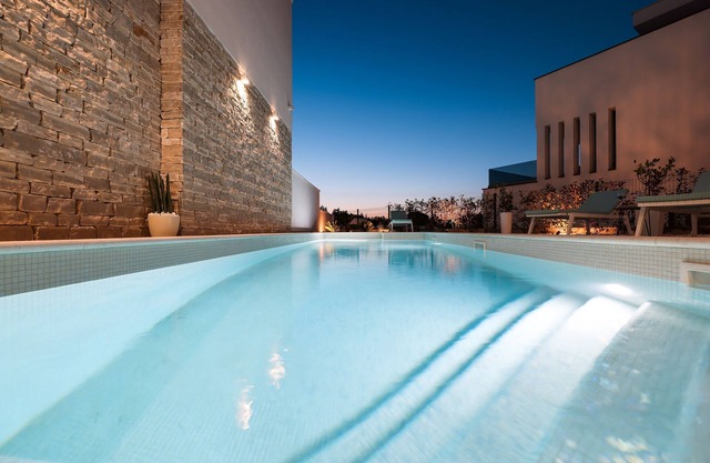 4BDR Villa, A/C, 4000 sq ft, beach area, private pool, jacuzzi top roof terrace