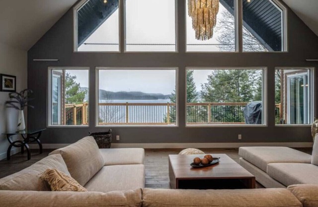 4bdrs Waterfront Chalet w/Private Dock & Hot Tub