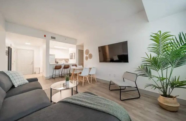 4Bed/2Bath - W/Wi-Fi +Fitness Centre +Truist Field