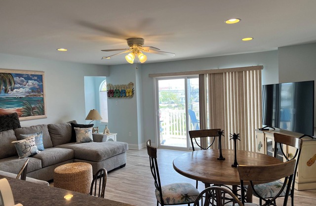 4BR 3Bath 2level condo sleeps 10 dog friendly