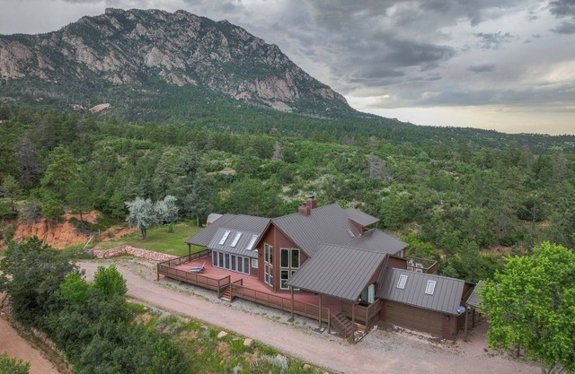 4BR 4BA multi-family with multiple outdoor & indoor living spaces, hot tub, BBQ.