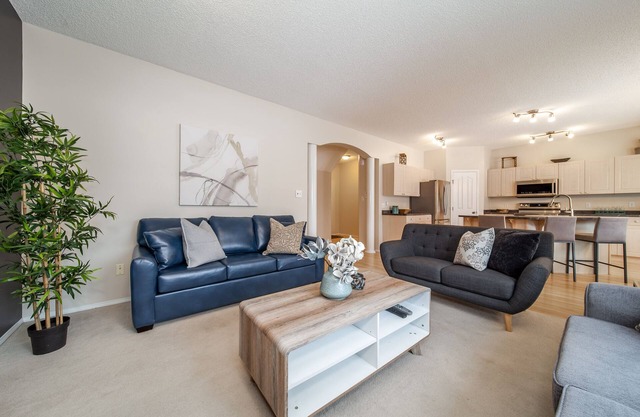 4BR 5beds Luxury Golf Course Home By Henday/Whitemud/Long Stay discount!