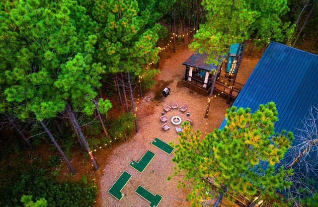 4BR Amenity Packed! Pool Table, Playset, Putt Putt