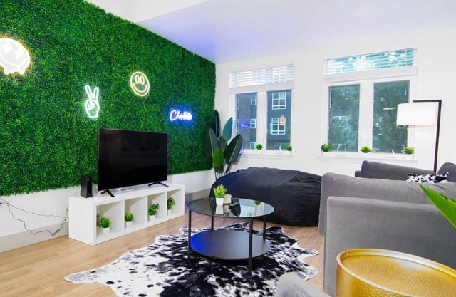 4BR Apt in Uptown - Sleeps 10!
