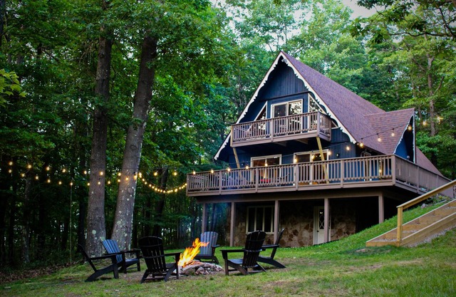 4BR charming cabin with firepit and lake access