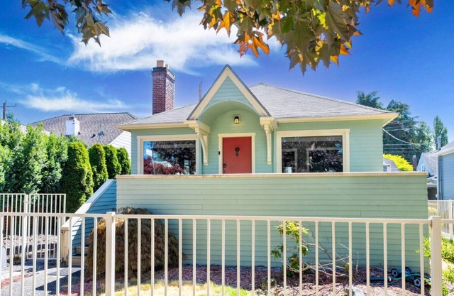 4BR Entire House w/Hot Tub | Steps to Green Lake