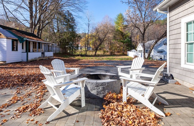 4BR Home W/Bar!