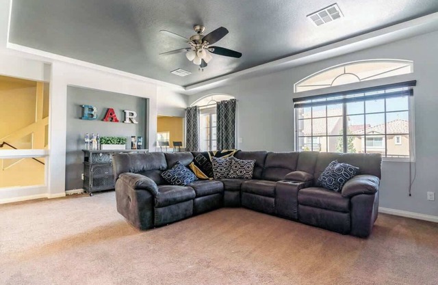 4BR Home w/Parking, Close to Everything in Vegas!