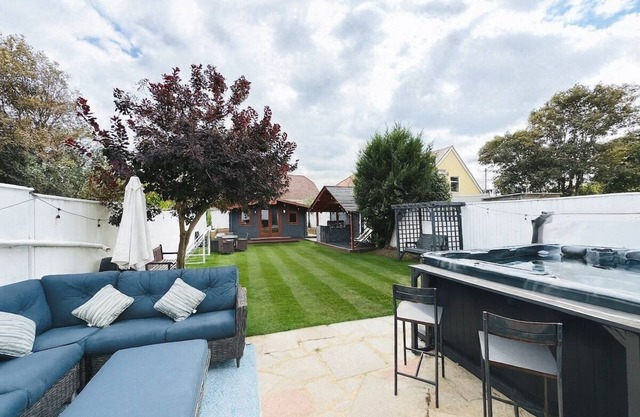 4BR - Hot Tub - BBQ - Garden -Beach-Cinema-Parking