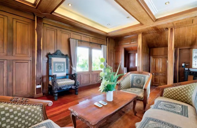 4BR Luxury Houseboat Villa near Beach in Pattaya
