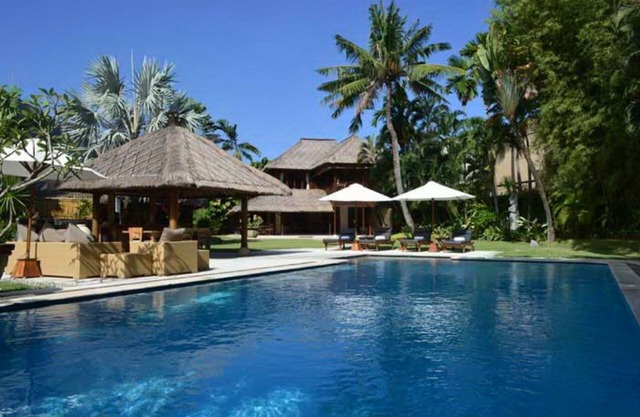 4BR Luxury Large Villa - 8Min Walk To Legian Beach!