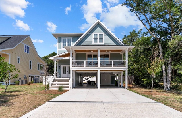 4BR Luxury Retreat w/Hot Tub Near Beach, Dining & More