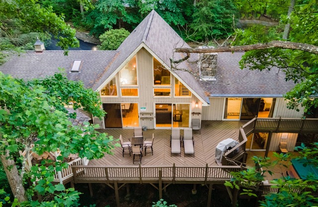 4BR Mountain Retreat Sleeps 12 with Hot Tub Pet Friendly 10min to Asheville