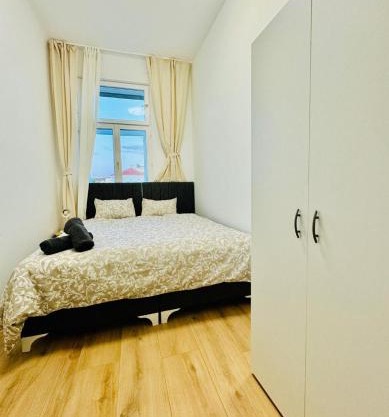 4BR Shared Apt with City View Only 7- Min to Westbahnhof