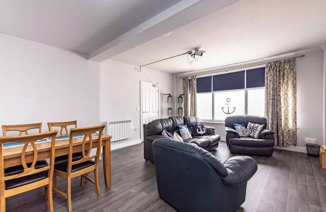 4BR Sleeps 10 Near City Centre