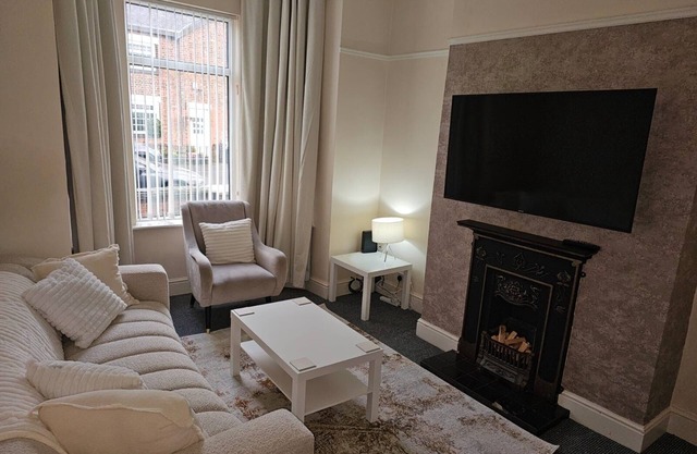 4BR-Sleeps10-Cosy Spacious House-Free Parking