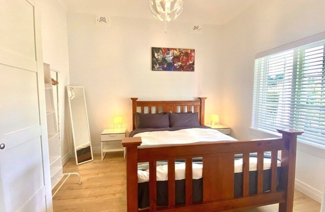 4BR Straithfield South House close to airport/city sleeps 10 free parking