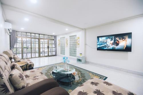 4BR Villa, 6min to Lee Garden, 22 PAX - Paradise Found
