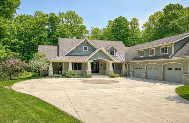 4BR Villa on 25 Acres – 10min to Road America Fire Pit & Chef’s Kitchen
