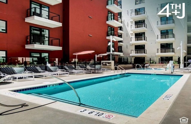 4th & J: Charming 1BR Apartment in Pleasant Downtown, San Diego