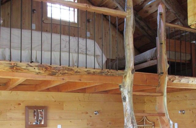 4WD Off the grid timber cabin, Panoramic views, Lovers nook !