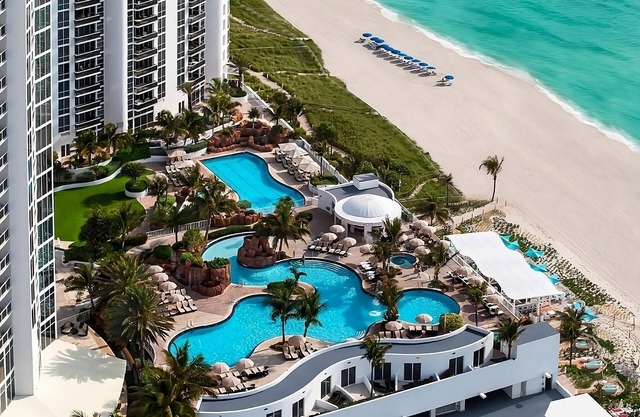 4x Deluxe Room 2 Queen Beds Oceanfront at Trump International Beach Resort Miami