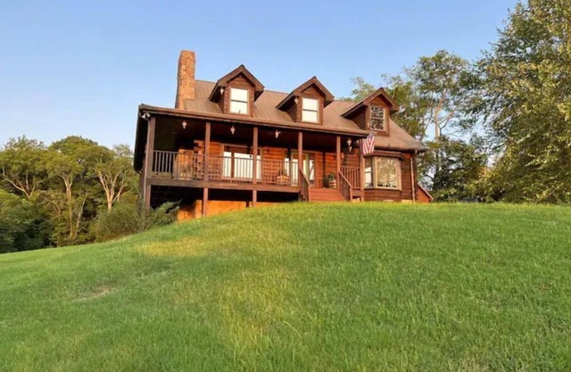 5 Acre 3 Bedroom Cabin Next Door to Troubadour