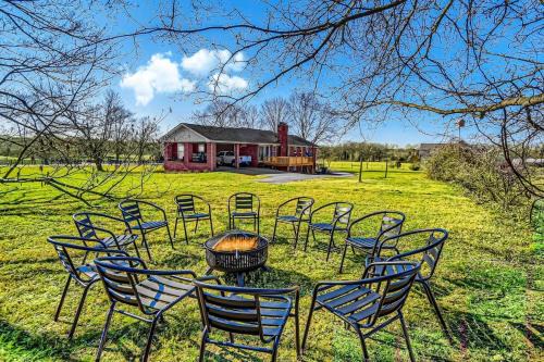 5 Acre Farmhouse Near Nashville!