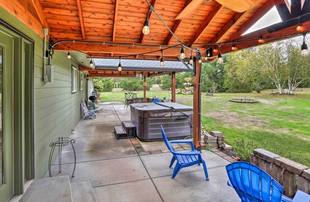 5-Acre Getaway w/ Mtn View ~ 14 Mi to Eugene!