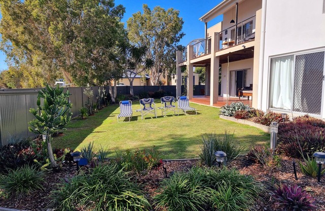 5 BD quiet Serenia Beach on the corner- Dog friendly-Aircon , Wi fi , kayaks