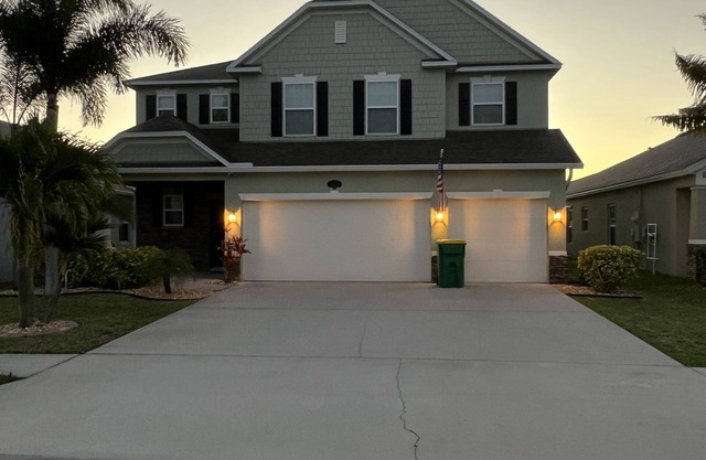5 Bdr, 7miles-Beach 50 min to Disney 2 Master’s 1 on 1st Fl HEATED POOL GAMEROOM
