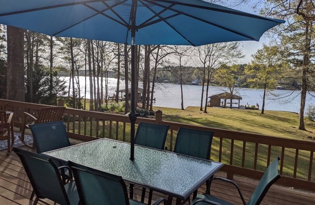 5 Bdrm, Amazing Sunsets, deck, flat yard, dock, boathouse, beach, kayaks.n