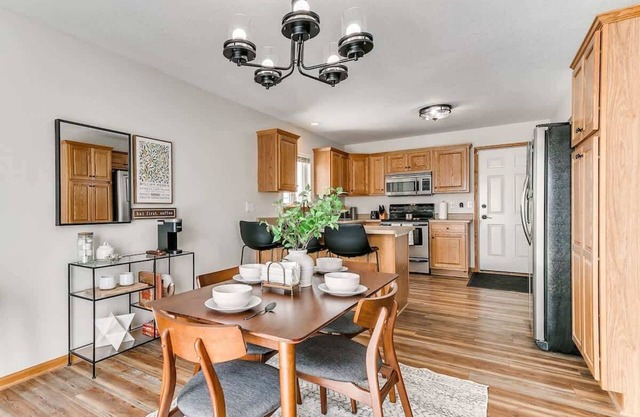 5 Bed 2 Bath/Modern Large Home