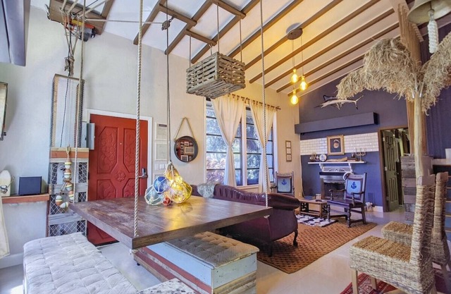 5 bed/3 bath, 3 king/10 twin beds, home + guesthouse, 2 kitchens/living rooms