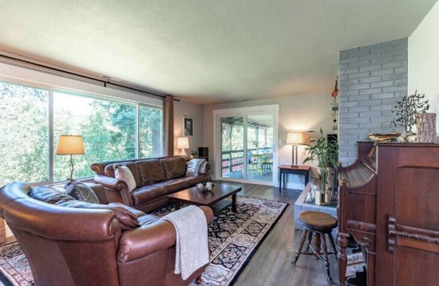 5 bed/3 bath with Game Room!