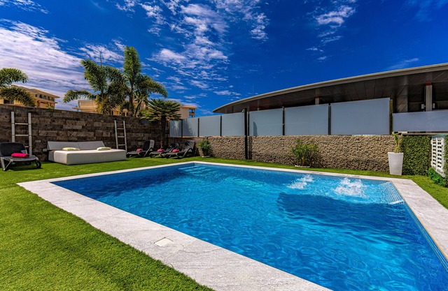 5 bed, 4 bath villa with heated pool @ 28º for free, A.C 5 min walk from beach