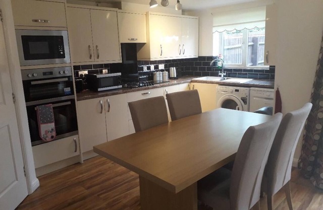 5 bed house with free secure parking in pleasant quiet location