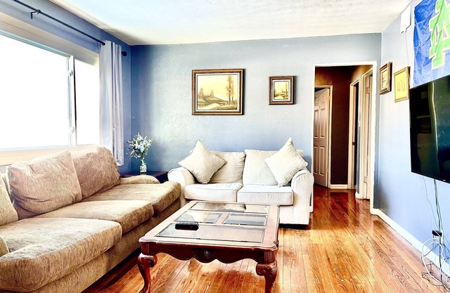 5 bedroom 2 bath house, walk to Notre Dame, safe area