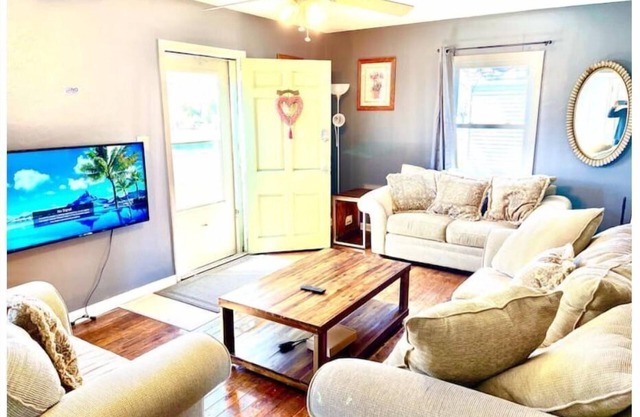5 bedroom 2 bathroom house, Walk to Notre Dame, safe area
