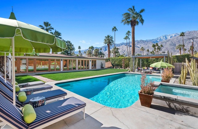 5 Bedroom/4 Bath South Palm Springs Resort Like! 2 outdoor fire features.