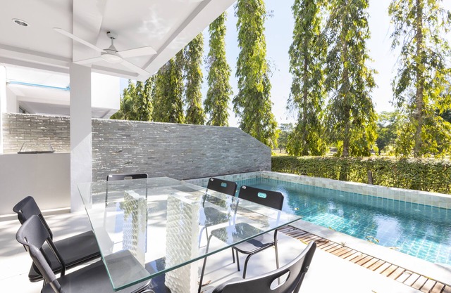 5 bedroom, 5 bathroom villa, sleeps 14 people, 7 kms to Patong beach