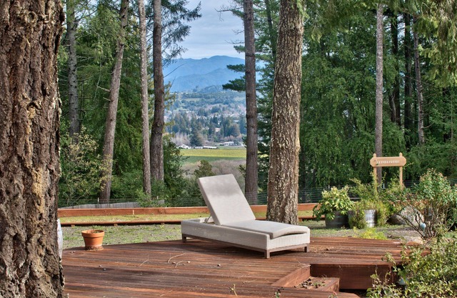 5 BEDROOM, 6.5 BATH LUXURY HOME ON 3+ ACRES, 5 MIN TO SQUARE