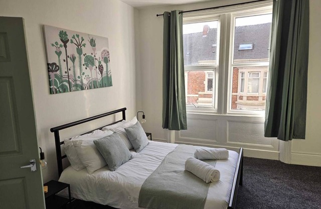 5 bedroom 7 beds Parking Perfect for contractors