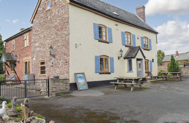5 bedroom accommodation in Leominster