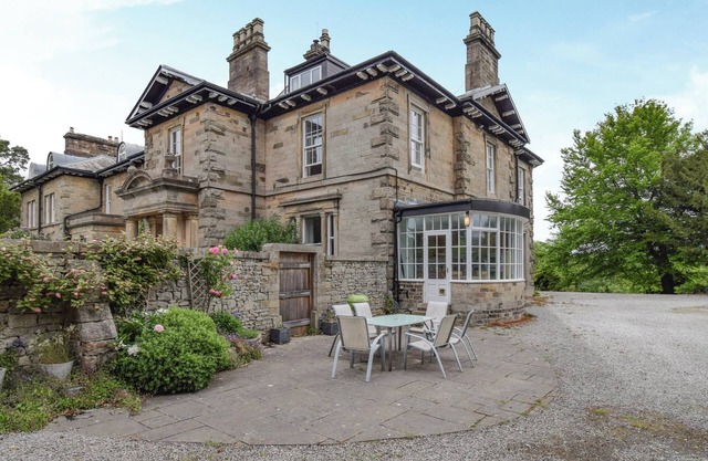 5 bedroom accommodation in Lancaster