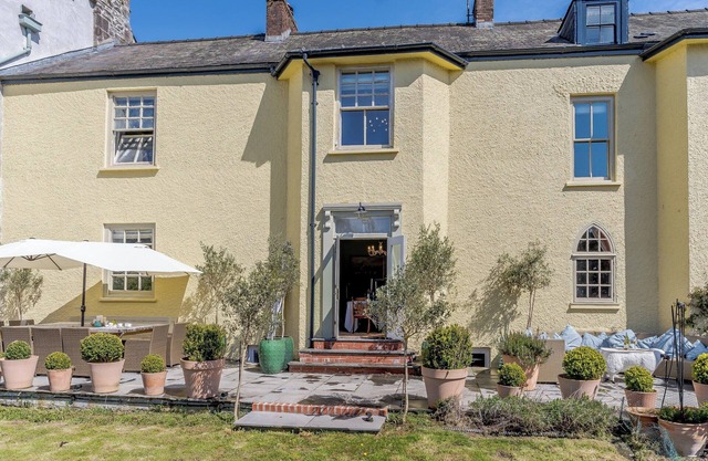 5 bedroom accommodation in Laugharne